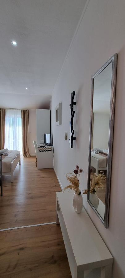מילנה Matea Apartments Milna מראה חיצוני תמונה