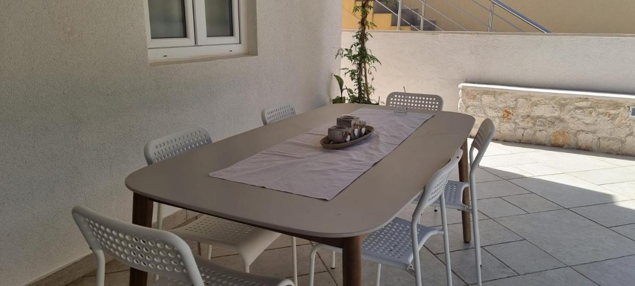 מילנה Matea Apartments Milna מראה חיצוני תמונה