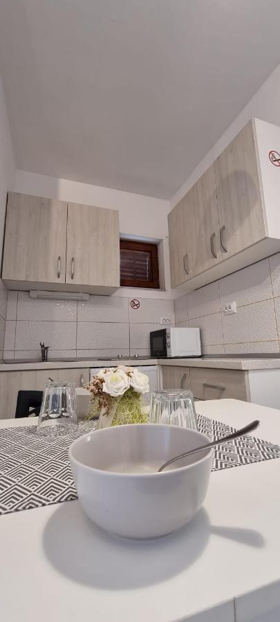 מילנה Matea Apartments Milna מראה חיצוני תמונה