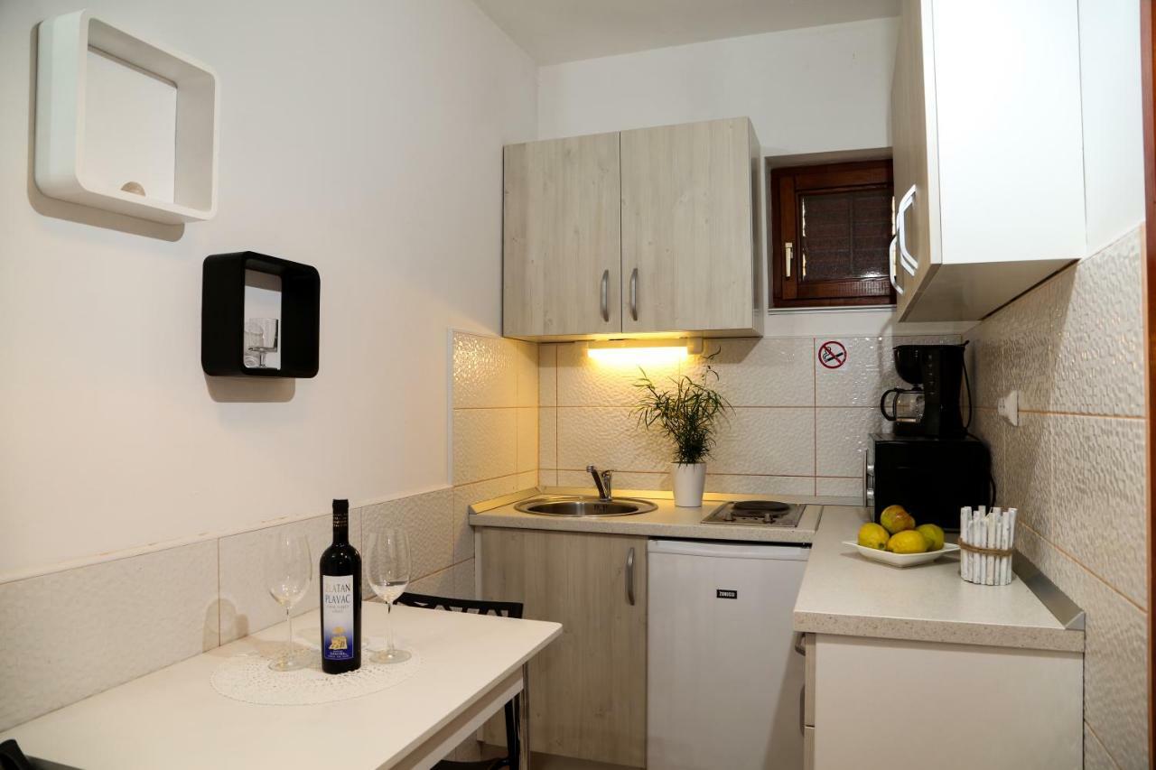 מילנה Matea Apartments Milna מראה חיצוני תמונה