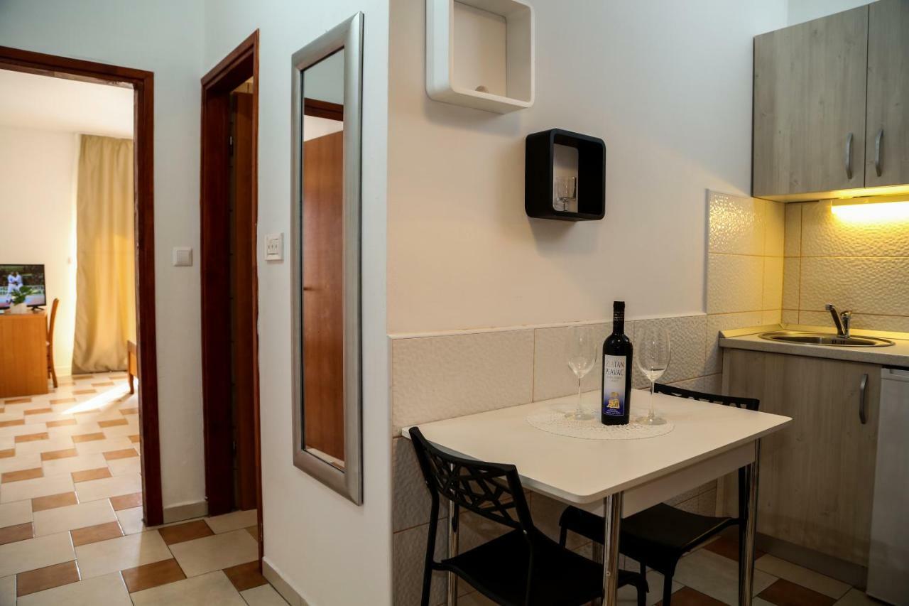 מילנה Matea Apartments Milna מראה חיצוני תמונה