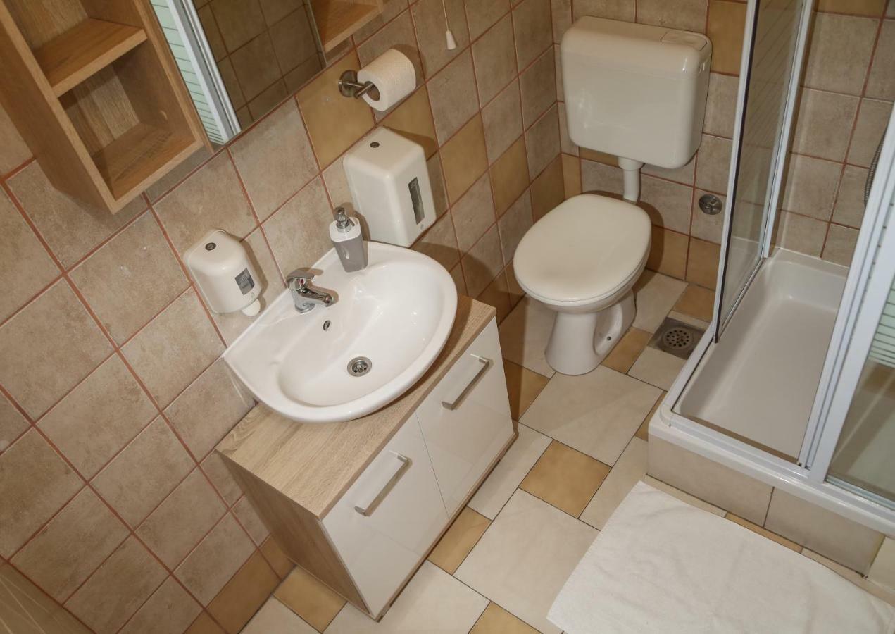 מילנה Matea Apartments Milna מראה חיצוני תמונה