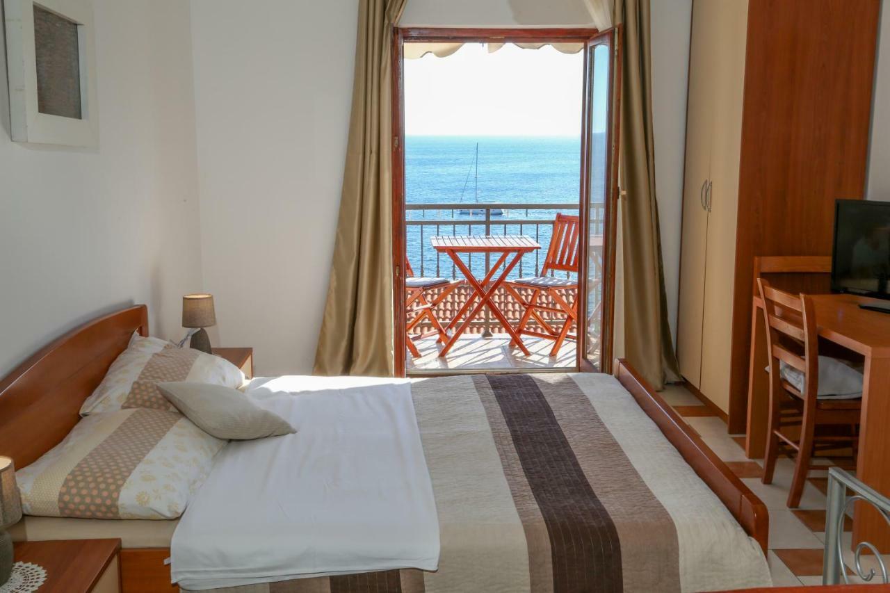 מילנה Matea Apartments Milna מראה חיצוני תמונה