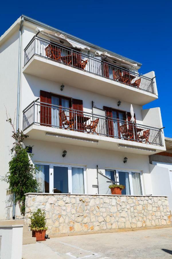 מילנה Matea Apartments Milna מראה חיצוני תמונה